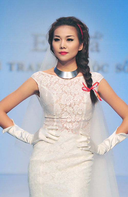 Siêu mẫu Thanh Hằng quá hoàn hảo, sang trọng và đẳng cấp với tóc tết lệch trong bộ đồ cưới lộng lẫy.
