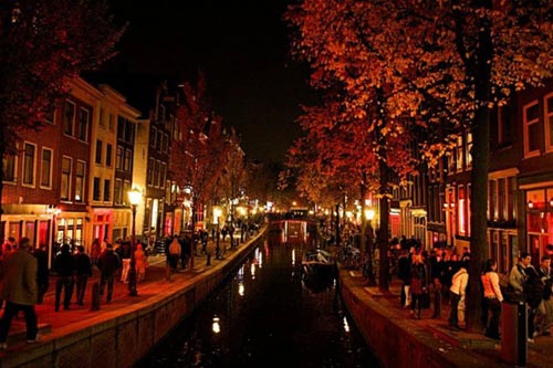 Có lẽ là khu phố đèn đỏ được biết đến nhiều nhất thế giới, De Wallen (Amsterdam, Hà Lan) nổi tiếng với những cô gái trong lồng kính, sẽ phục vụ mọi nhu cầu của khách.