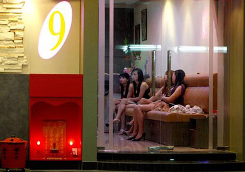 Khu đèn đỏ ở Geylang, Singapore có nhiều gái mại dâm đến từ các nước Thái Lan, Indonesia, Trung Quốc, Malaysia, và cả từ Việt Nam sang nữa.