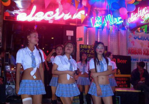 Tới Patpong, du khách sẽ được thoải mái đã mắt chiêm ngưỡng các vũ nữ biểu diễn những tư thế sexy, gợi tình ở các buổi “sex show”.