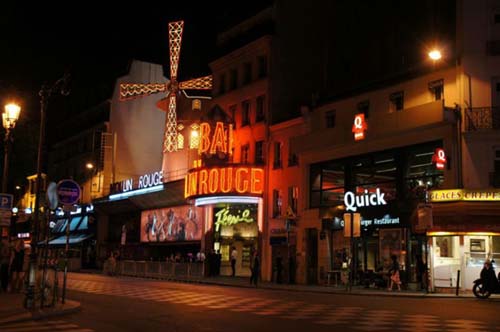 Được đặt theo tên của nhà điêu khắc Jean-Baptiste Pigalle nổi tiếng của thế kỷ 18, khu phố đèn đỏ Pigalle (Pháp) nổi tiếng thế giới với những show trình diễn của các vũ nữ khỏa thân ở nhà hát quán bar Moulin Rouge. Trong thế chiến thứ II, quân đội đồng minh đã đặt tên khu phố này là “Pig Alley” (Ngõ hẻm con heo).