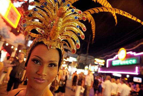 Tại khu bãi biển Patong, Thái Lan có rất nhiều cô gái chuyển giới trong trang phục rực rỡ.