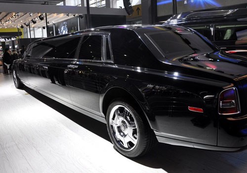Chiếc Rolls-Royce Phantom phong cách limousine màu đen có biển số 29A-939.09, có chiều dài ước chừng gần 8,5m lộ diện trên phố Hoàng Minh Giám - Hà Nội trước ánh nhìn của nhiều người dân.