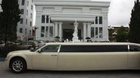 Chiếc Limousine Chrysler 300 đầu tiên vừa xuất hiện tại thành phố Vinh (Nghệ An) đã tạo nên cơn sốt với giới trẻ ở đây.