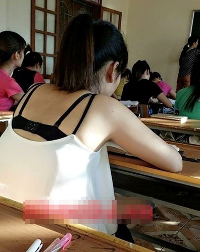 Không rõ đây là loại 'đồng phục' gì mà nữ sinh có thể thoải mái mặc vào lớp học của mình.