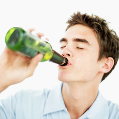 Không uống rượu, bia nhanh: Uống rượu từ từ cũng là cách giảm cơn say của bạn vì 1 lượng cồn lớn bất ngờ 'đổ bộ' vào cơ thể trong thời gian ngắn có thể gây tác động nhanh, mạnh tới não bộ, có thể dẫn tới choáng và nhanh say hơn.