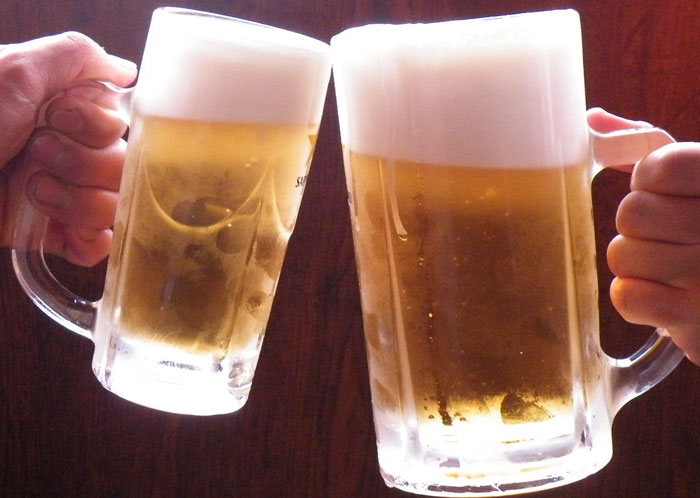Không uống nhiều loại rượu, bia cùng lúc: rượu thuốc, rượu vang, rượu trắng... mỗi loại có thành phần và liều lượng khác nhau, khi uống lẫn lộn, sẽ dễ làm bạn say hơn.