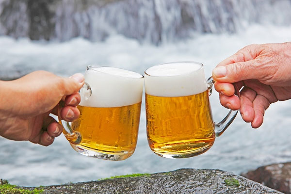 Không uống bia khi nhiệt độ của bia quá thấp: Bia có nhiệt độ quá thấp không những uống không ngon mà còn làm cho protein ở trong bia bị phân giã, thành phần dinh dưỡng bị phá hỏng. Ở trong nhiệt độ từ 5-10độ C, các loại thành phần dinh dưỡng và các mùi vị ở trong bia tươi ổn định nhất.