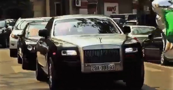 Rolls-Royce Ghost trên đường đi rước dâu.