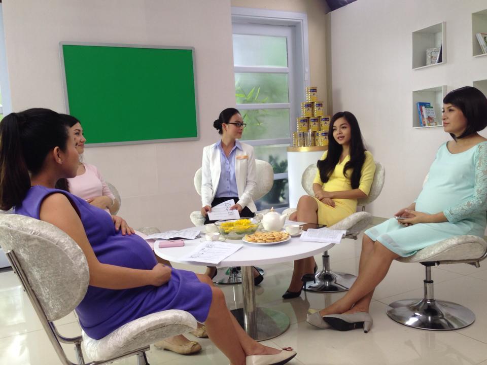 Phạm Quỳnh Anh tham gia một chương trình tư vấn cho sức khỏe các bà bầu.