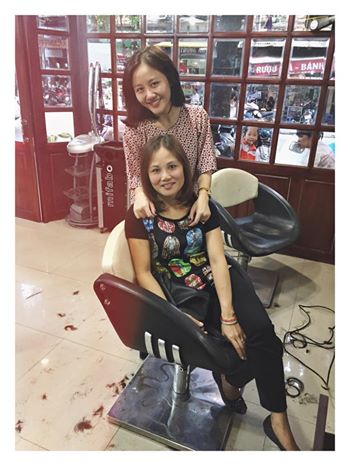 Văn Mai Hương đưa mẹ đi cắt tóc: 'Đưa chị gái cả đi cắt tóc'.