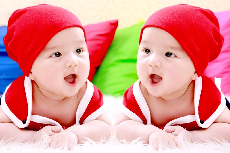 Bé trai sinh đôi: Sự đồng điệu giữa hai em bé trai sinh đôi này khiến ai cũng phải ngưỡng mộ! Xem hình ảnh đáng yêu của hai em bé sẽ giúp bạn cảm thấy niềm vui và tình yêu vô tận.