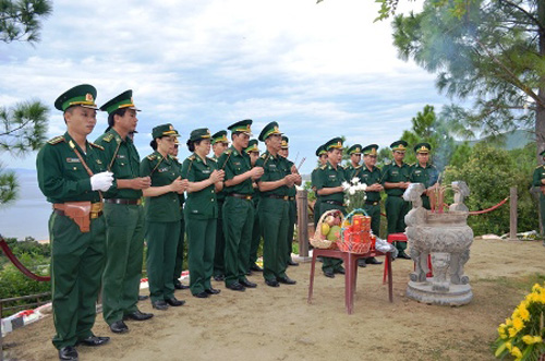 Trước đó, sáng 21/9, tại Vũng Chùa- Đảo Yến, gia đình và người thân cùng Bộ Chỉ huy BĐBP tỉnh Quảng Bình đã tiến hành dâng hương, làm lễ tròn một năm ngày mất Đại tướng Võ Nguyên Giáp.