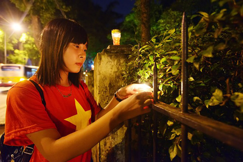Nguyễn Thị Phương, sinh viên trường Cao đẳng sư phạm mẫu giáo Trung ương cùng bạn bè đến từ chập tối và ở lại khá lâu.