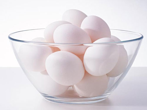 Trứng. Trẻ dưới 6 tháng tuổi có thể cho ăn trứng nhưng phải đảm bảo trứng được luộc chín cho đến khi cả lòng trắng và lòng đỏ rắn lại.