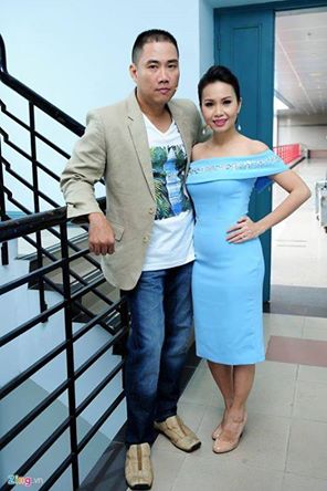 Vợ chồng Cẩm Ly - Minh Vy tình tứ trong hậu trường show diễn.