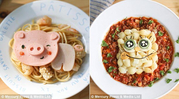 Bà mẹ đến từ Singapore chọn những nhân vật hoạt hình mà 2 con trai yêu thích như lợn Peppa (trái) và SpongeBob (phải).