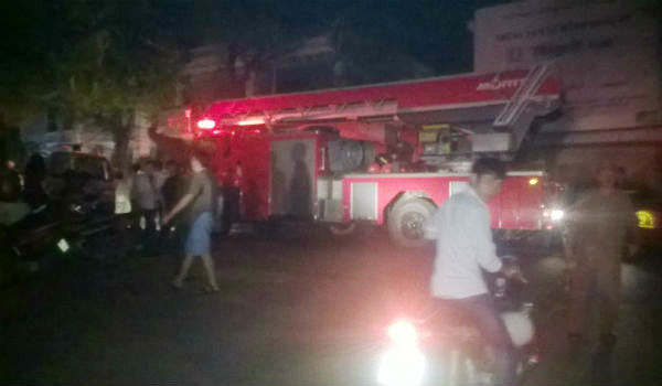 Nhiều xe cứu hỏa được huy động đến hiện trường hỗ trợ dập lửa.