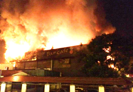Đám cháy bốc lên cao khiến nhiều người dân quanh khu vực hoảng loạn.