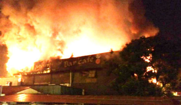 Toàn bộ quán Luxury bar chìm trong đám lửa.