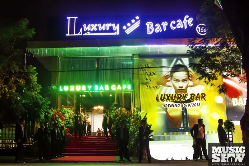 Bar khai trương ngày 26/9/2013, có sự hiện diện của Hồ Ngọc Hà.