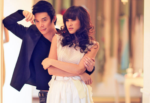 Nathan Lee và Mai Phương từ lâu đã là một cặp đôi nổi tiếng của showbiz. Họ tình tứ xuất hiện cùng nhau mọi lúc, mọi nơi với những cử chỉ tình cảm.