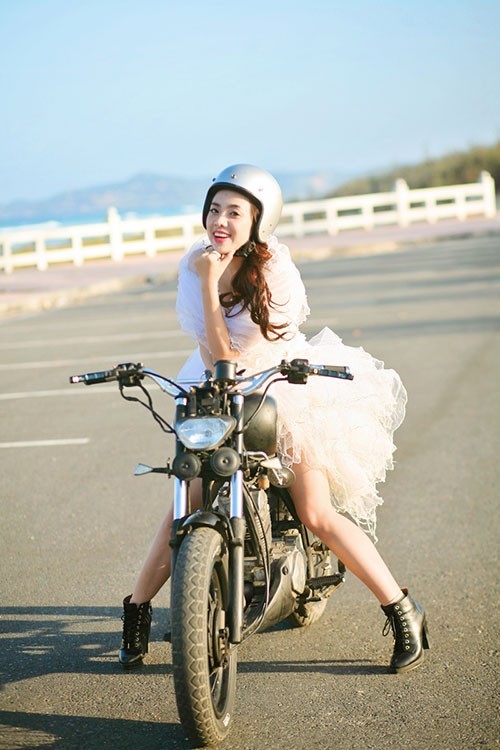 Nữ ca sĩ, MC Lan Trinh táo bạo điều khiển chiếc mô tô “khủng” để thực hiện những cảnh quay trong MV do chính mình đạo diễn có tên Marry Me.