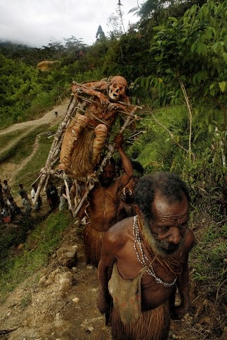 Xác ướp được bộ tộc Anga coi là những người bảo vệ của làng. Xác các chiến binh luôn được đặt ở những nơi trang trọng nhất.