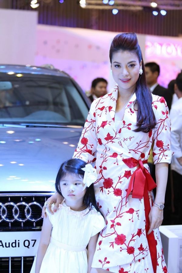 Trương Ngọc Ánh cùng con gái tới triển lãm Motor show.