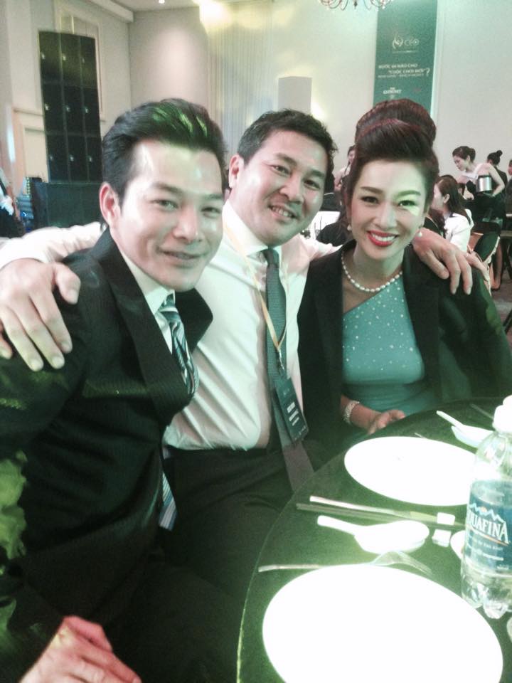 Trần Bảo Sơn hội ngộ với vợ chồng doanh nhân Nguyễn Hoài Nam và Quý bà Thu Hương trong một bữa tiệc.