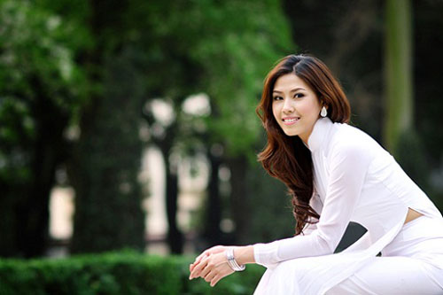 Năm 2013, Nguyễn Thị Loan tham gia và giành được ngôi vị Á hậu 2 Hoa hậu các dân tộc Việt Nam.