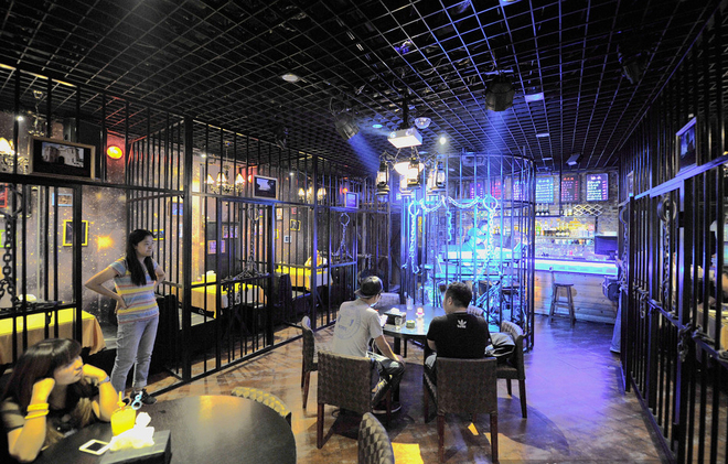 Một nhà hàng đặc biệt vừa được khai trương ở Thiên Tân (Trung Quốc) vào hồi giữa tháng 9 với nội thất mang phong cách của một trại giam.
