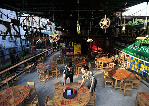 Theo anh Trần Tùng, một cổ đông của bia 2KU, tất cả đồ trang trí, nội thất của quán được sử dụng bằng các vật liệu tái chế, thân thiện với môi trường. Bàn ghế được làm từ những lô quấn cáp điện đã sử dụng, ballet gỗ.