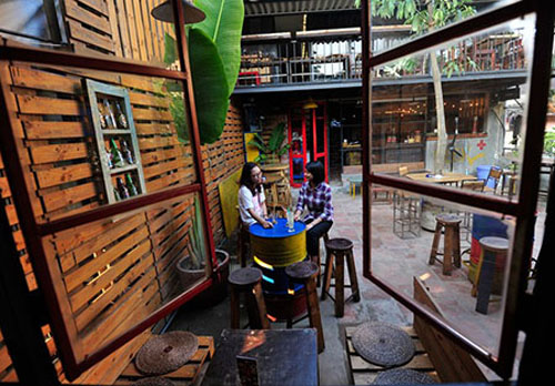 Nằm phía sâu bên trong, quán cà phê T  kết hợp giữa sân vườn và quầy bar nhỏ trên gác xép lửng tầng 2 với kiểu cách bàn ghế đặc biệt.