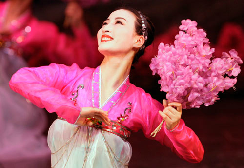 Một bóng hồng trong đoàn ca múa Vạn Thọ Đài lừng danh của Triều Tiên.