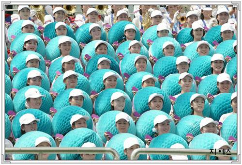 Vẻ đẹp rạng ngời của CĐV Triều Tiên giúp các VĐV có thêm tự tin khi thi đấu.
