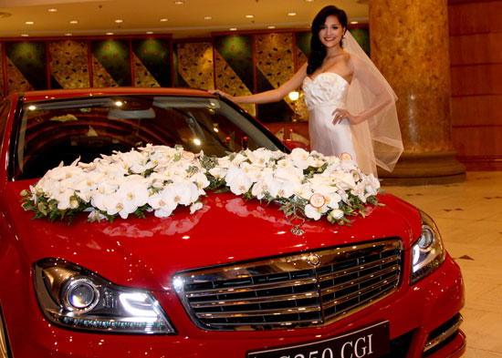 Mercedes Việt Nam đã mang đến một xu thế xe hoa mới cho giới trẻ sành điệu – sang trọng và lãng mạn, thể hiện qua hình ảnh chiếc C250 CGI màu đỏ tươi gắn hoa cưới trắng muốt.