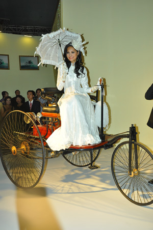 Hoa hậu Hương Giang dịu dàng trong vai người vợ của Karl Benz, ông tổ của ngành xe hơi thế giới.