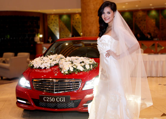 Hương Giang trở thành cô dâu tại triển lãm xe hoa cưới.
