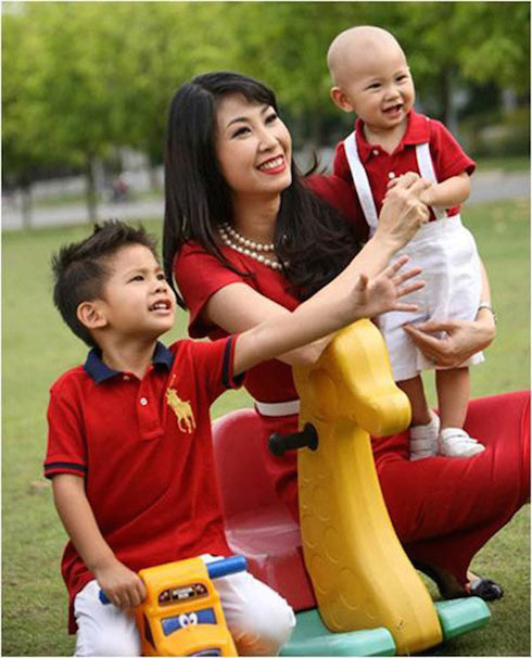 Hoa hậu Việt Nam 1992 Hà Kiều Anh hiện đang sống rất vui vẻ bên hai con trai