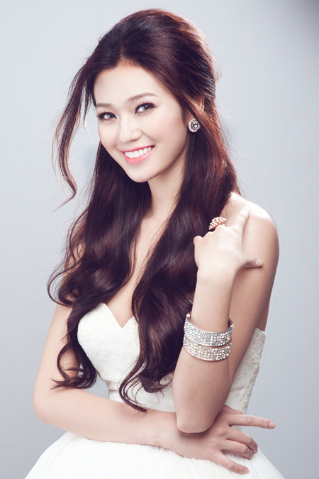 Mái tóc chính là điểm nhấn tôn gương mặt hơi nhạt nhòa của Khánh My lên, tạo vẻ tươi sáng rạng ngời của nữ người mẫu/diễn viên.