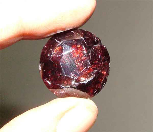Năm 2005, Sách kỷ lục Guiness thế giới đã công nhận Painite là loại khoáng sản quý hiếm nhất, chỉ có khoảng 25 mẫu khoáng vật này được tìm thấy trên toàn thế giới. Bởi sự khan hiếm đó mà Painit có giá thành 'cao ngút' - khoảng 300.000 USD (khoảng 6,36 tỷ VND/g).