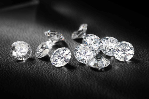 Kim cương (khoảng 1,378 tỷ VND/g) được cấu tạo từ nguyên tố carbon với cấu trúc tinh thể lập phương bền vững, có độ cứng cực cao và dẫn nhiệt khá tốt.