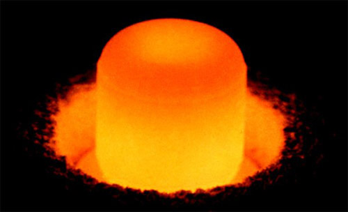 Plutonium rất độc hại và dễ cháy nhưng số lượng trong tự nhiên khá ít, dẫn tới việc giá thành của chất này rất cao, được các quốc gia đưa vào danh sách những chất được bảo quản và sử dụng theo những chế độ hết sức nghiêm ngặt. Giá thành của loại vật chất này ở khoảng 4.000 USD/g (tương đương 84,8 triệu VND/g).