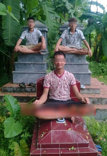 Phản cảm 3 thanh niên ngồi khoanh chân trên mộ chụp ảnh tự sướng.