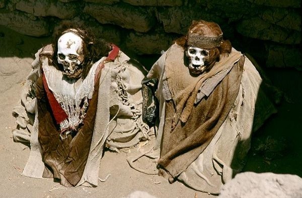 Nằm chôn vùi trong cát bụi sa mạc, cách thành phố Nazca ở Peru 30km, những xác ướp 1.000 tuổi này có xương quai hàm mở như nở một nụ cười khó hiểu, tóc vẫn còn rất nhiều.
