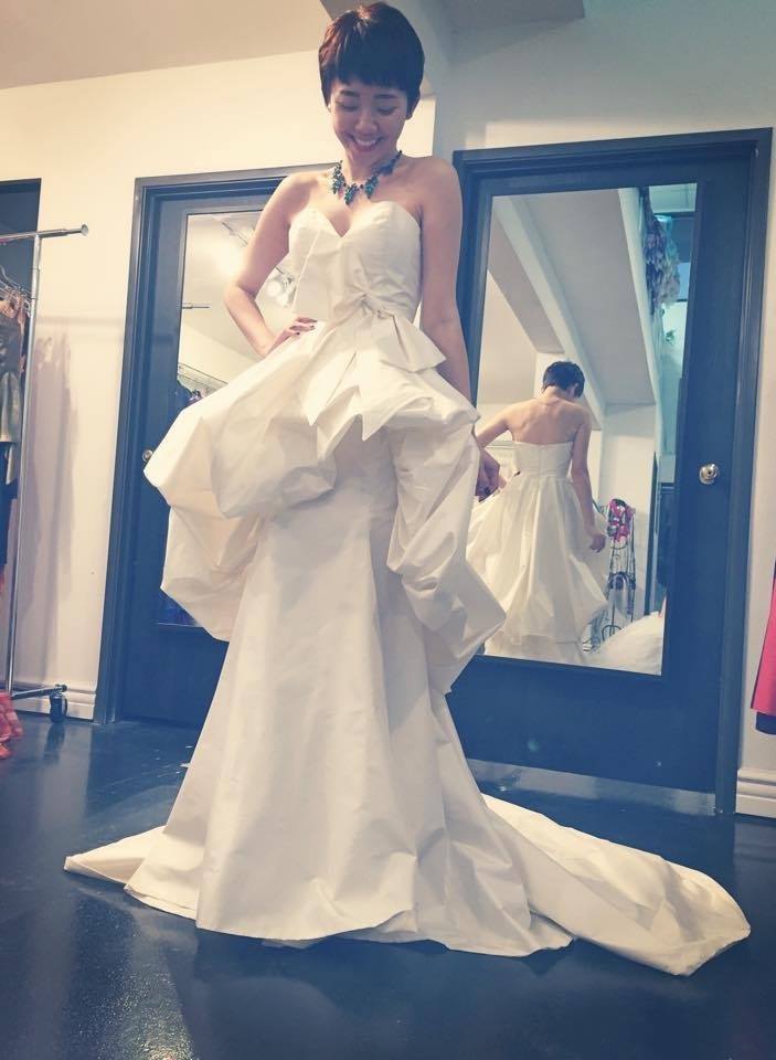 Tóc Tiên hào hứng với bộ váy cưới làm bằng giấy.