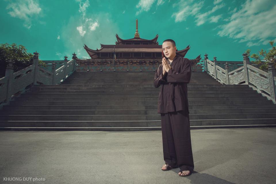 Cao Thái Sơn mặc áo nâu lên chùa:'Mỗi khi tới chùa, lòng tôi lại cảm thấy yên bình'.