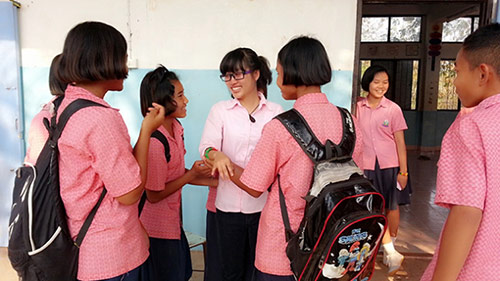 Với ngoại hình dễ thương, cách dạy học vui vẻ cùng cách trò chuyện gần gũi, cô giáo Lệ Quyên được các em học sinh Thái Lan vô cùng quý mến và không muốn cô về nước.