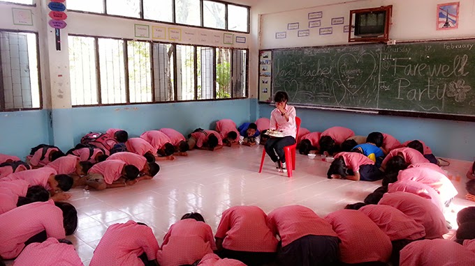 “Teacher, don’t go Viet Nam” là lời mà các em học sinh trường Banborthong thuộc tỉnh vùng sâu vùng xa của Thái Lan nói với cô giáo Lệ Quyên của mình.